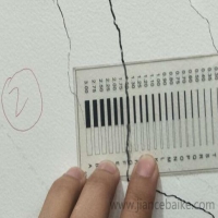 如何判断建筑裂缝的危险性？